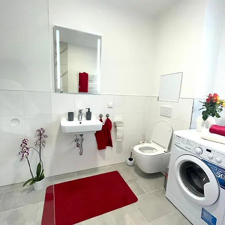 Neubauwohnung In - Sehr Zentral,gratis Parkplatz Und Balkon 아파트