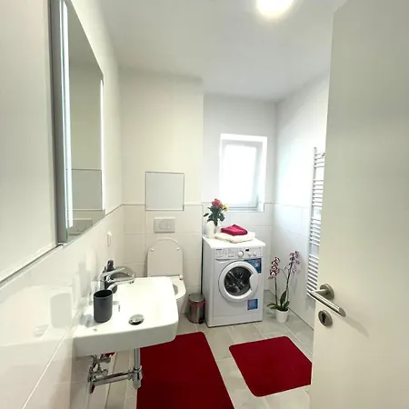 아파트 Neubauwohnung In - Sehr Zentral,gratis Parkplatz Und Balkon *