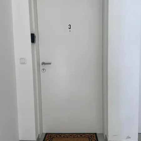 Neubauwohnung In - Sehr Zentral,gratis Parkplatz Und Balkon 아파트