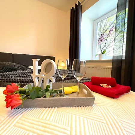 Neubauwohnung In - Sehr Zentral,gratis Parkplatz Und Balkon 아파트 *