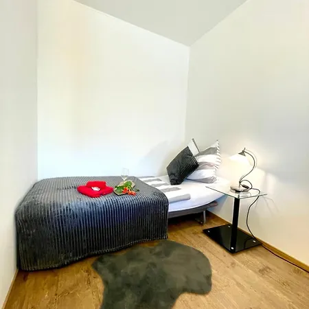 아파트 Neubauwohnung In - Sehr Zentral,gratis Parkplatz Und Balkon *